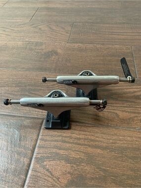Independent hallow Skateboard Trucks - Silver Hangar with Black Base
